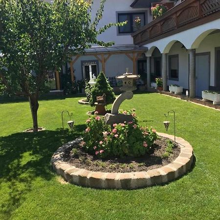 Gaestehaus Und Weinbau Zur Wiederkehr Strudler Podersdorf am See Luaran gambar