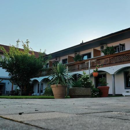 Gaestehaus Und Weinbau Zur Wiederkehr Strudler Podersdorf am See Luaran gambar