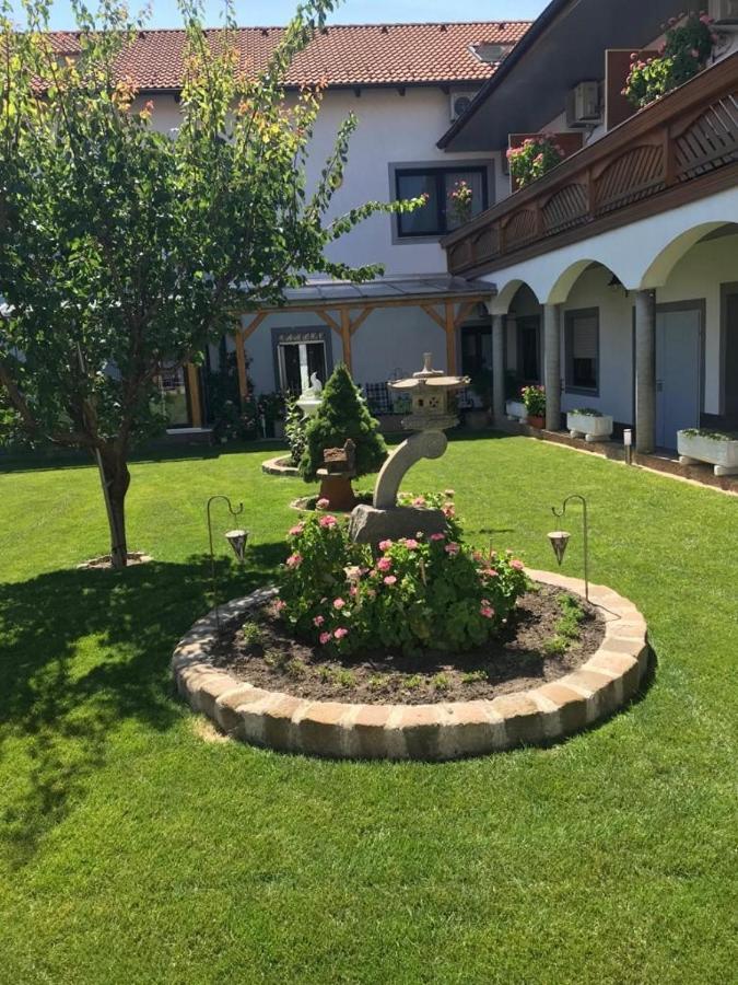 Gaestehaus Und Weinbau Zur Wiederkehr Strudler Podersdorf am See Luaran gambar