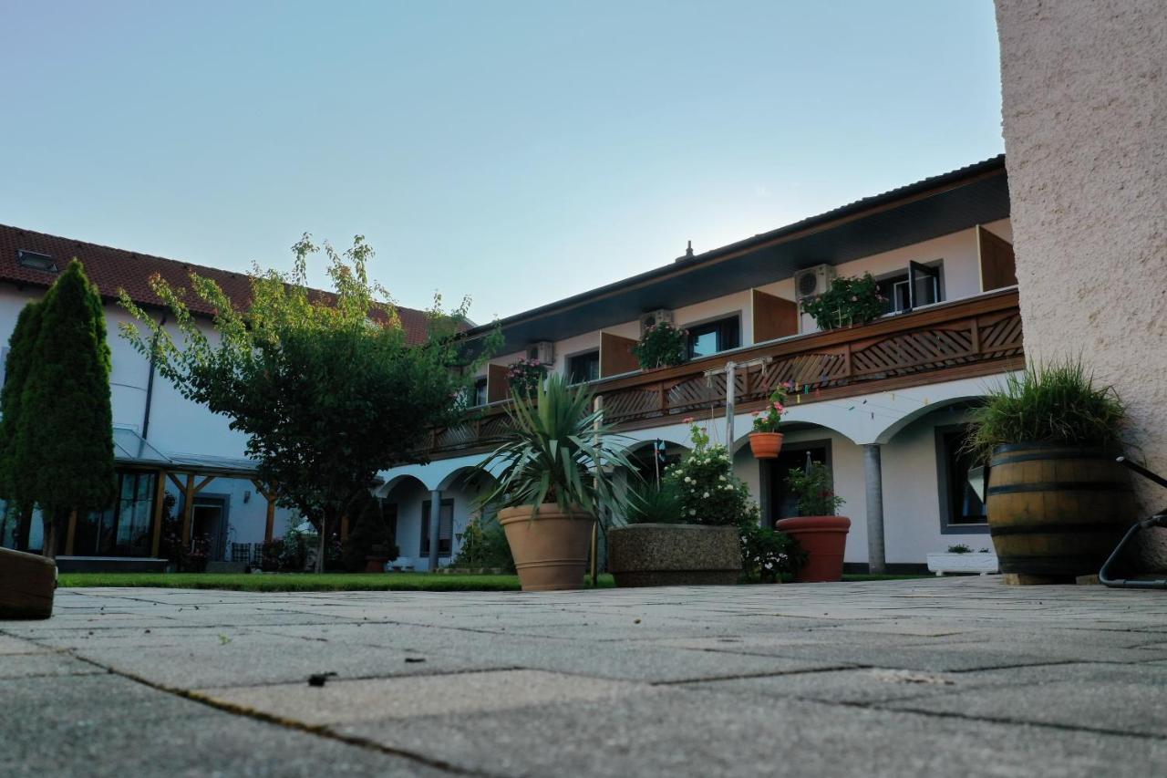 Gaestehaus Und Weinbau Zur Wiederkehr Strudler Podersdorf am See Luaran gambar