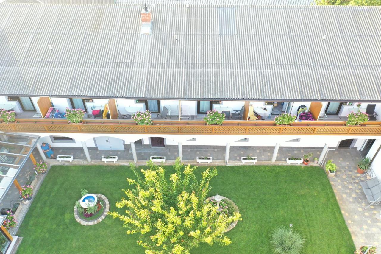 Gaestehaus Und Weinbau Zur Wiederkehr Strudler Podersdorf am See Luaran gambar