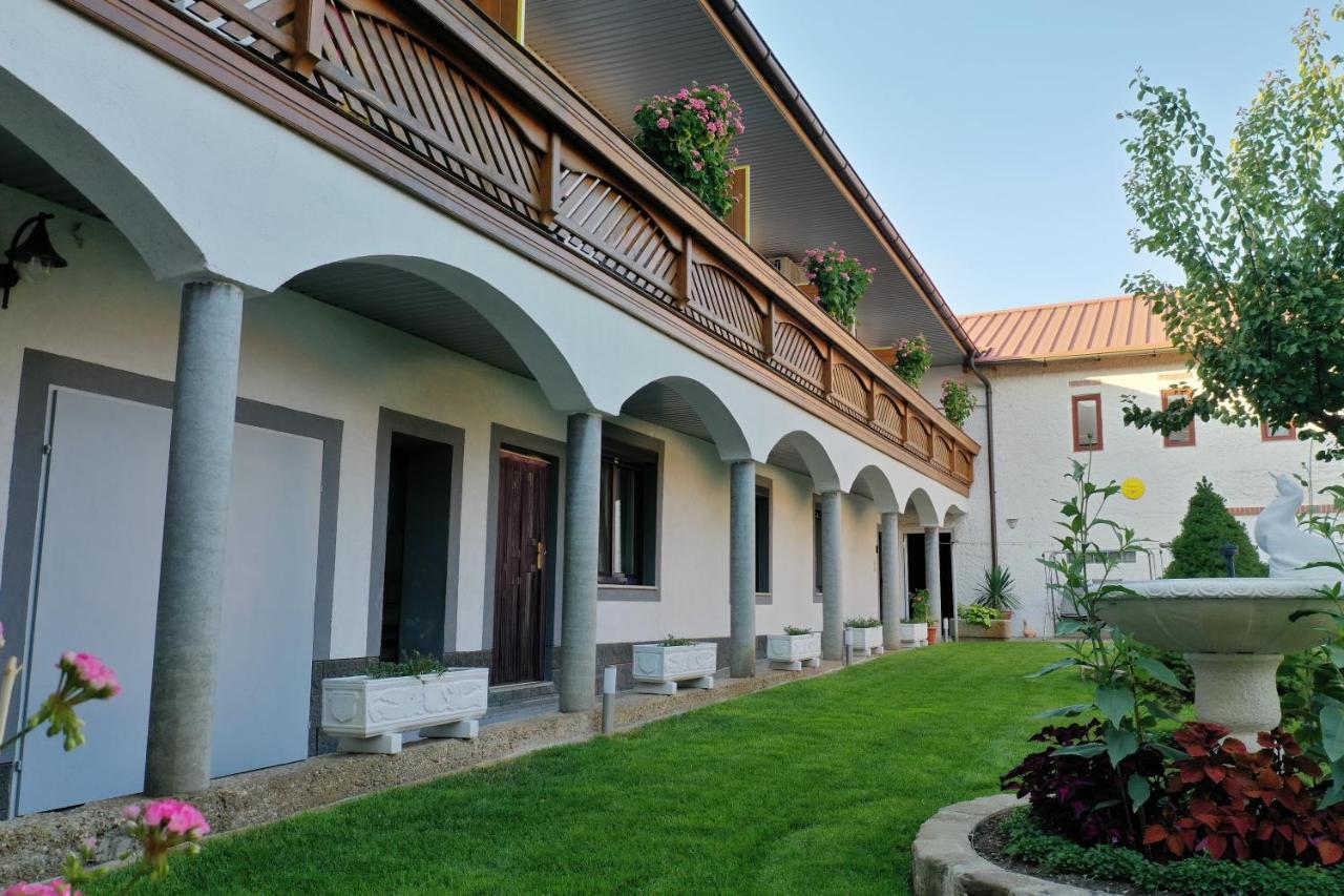 Gaestehaus Und Weinbau Zur Wiederkehr Strudler Podersdorf am See Luaran gambar