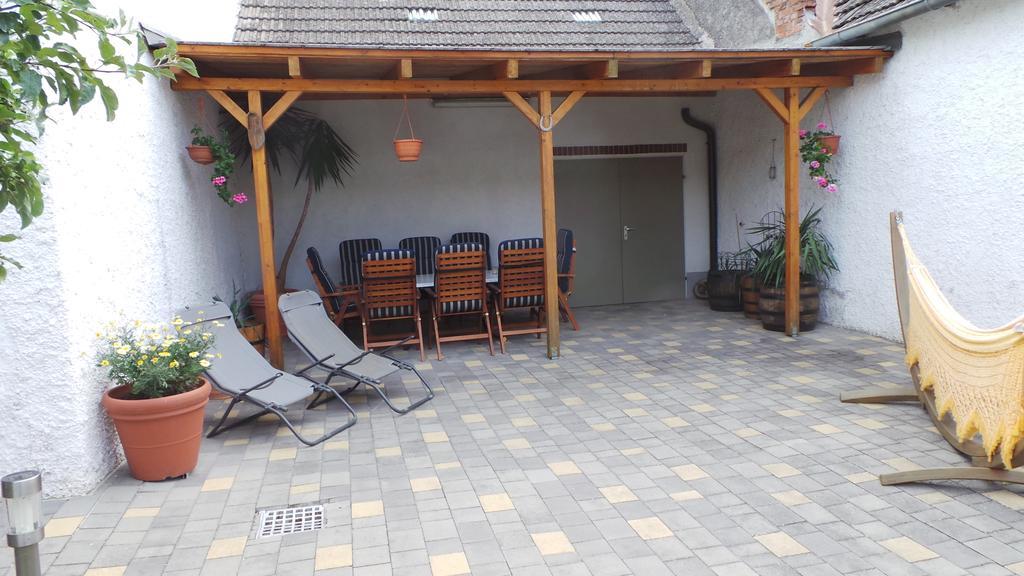 Gaestehaus Und Weinbau Zur Wiederkehr Strudler Podersdorf am See Luaran gambar
