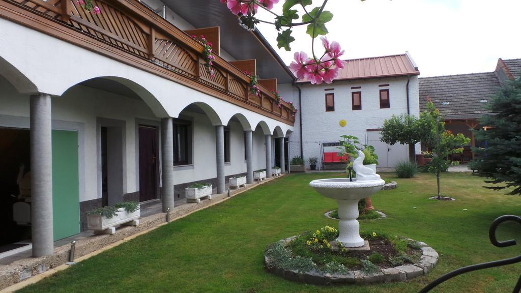 Gaestehaus Und Weinbau Zur Wiederkehr Strudler Podersdorf am See Luaran gambar