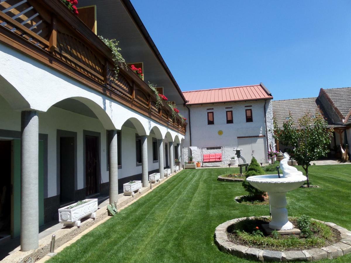 Gaestehaus Und Weinbau Zur Wiederkehr Strudler Podersdorf am See Luaran gambar