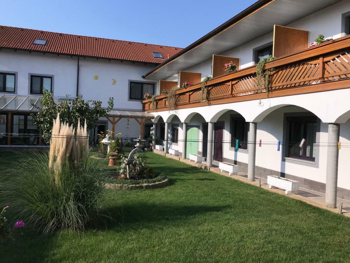 Gaestehaus Und Weinbau Zur Wiederkehr Strudler Podersdorf am See Luaran gambar