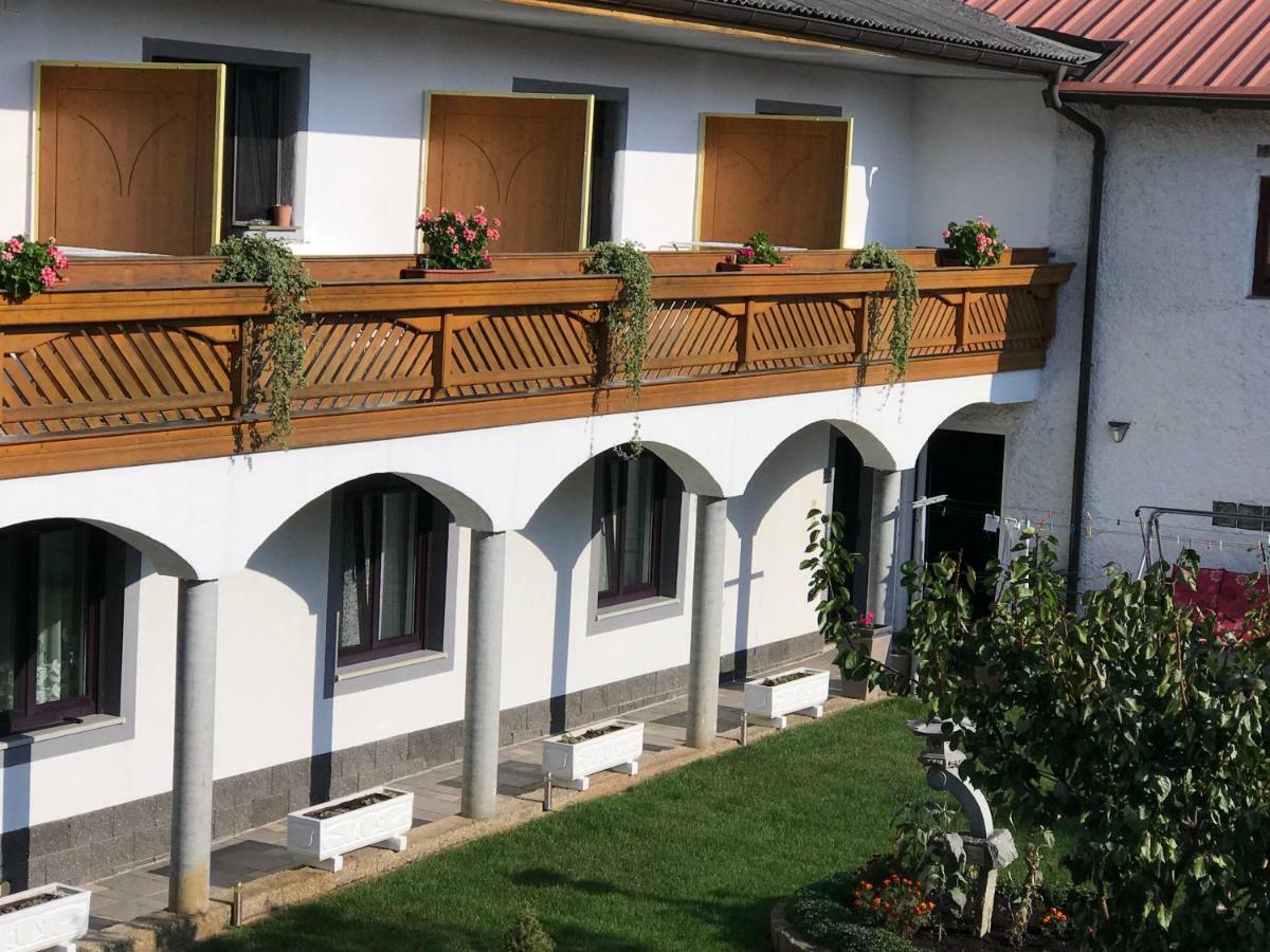 Gaestehaus Und Weinbau Zur Wiederkehr Strudler Podersdorf am See Luaran gambar